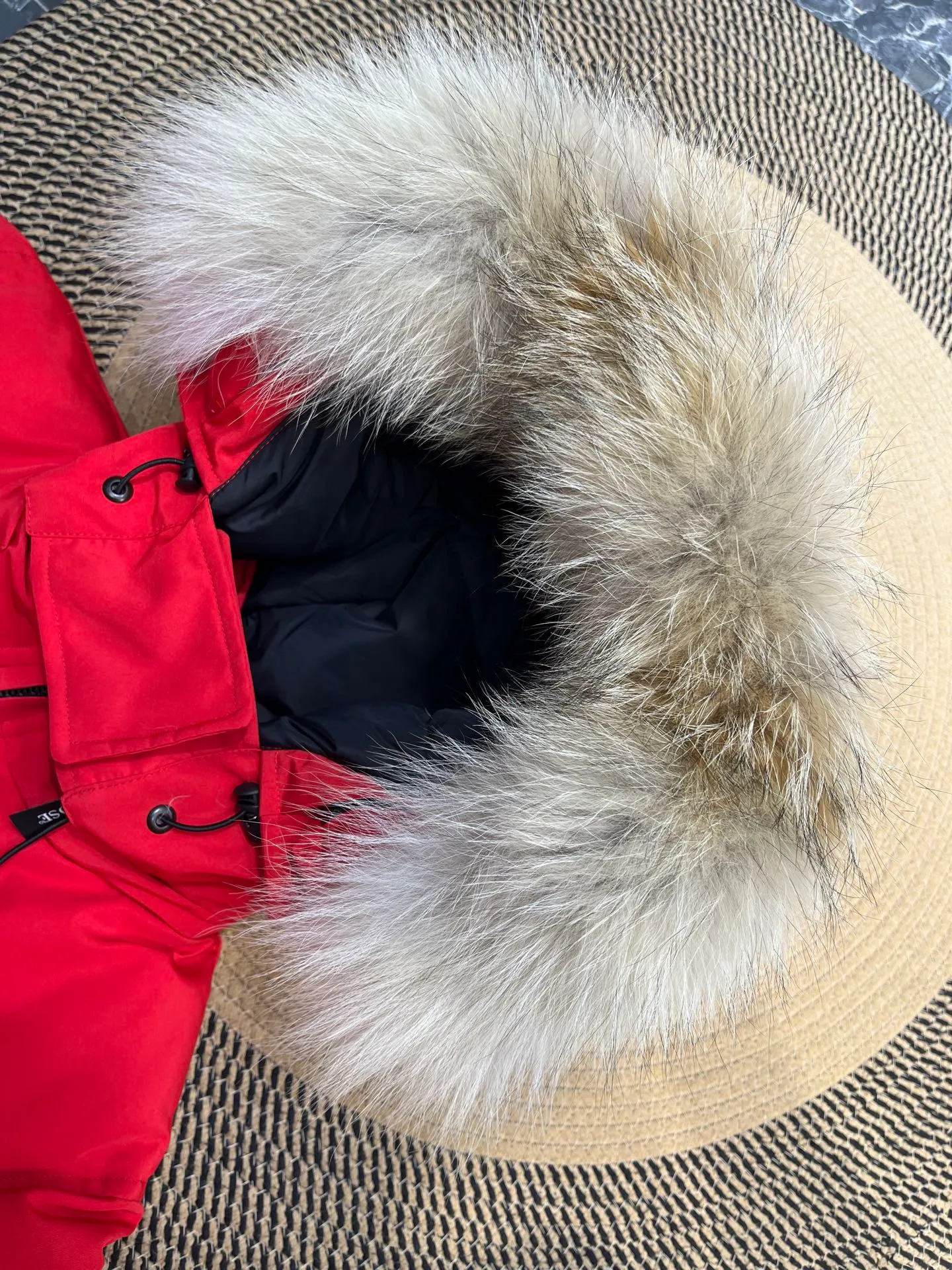 P860 Canada Goose Canada # Expedition04 Parker, a treasure of Canadian origin! Limited supply worldwide! Canada Goose Model 04 is a top-notch couple model, polar cold-proof outdoor series fur collar detachable hooded parka down jacket, the first Goose in 2024. I hope my partners like the top quality, and I hope everyone can evaluate it together! The most popular cool items of the Big Goose family in 2024 are online. The same popular product of Yi Yang Qianxi is said to be a joint limited edition Big Goose that cannot be bought in autumn and winter. If you dislike the sameness of the Big Goose in the past, then this model will definitely give you a different experience! This year's most powerful couple's collection for autumn and winter is online, a top-notch luxurious ready-to-wear style, paired with an outdoor warm down jacket with great style and charm! The most standard and classic items of the Daye family in the past two years are equipped with unique reflective stripes for embellishment, which further shows the high-end fashion performance effect. With the embellishment of hardware buckles, it has excellent performance effect. The upper body is clean, simple and elegant, even for urban leisure. It is suitable for various occasions. Designed with large pockets, this model has a large capacity and is equipped with reflective stripes, making it safer at night. It is suitable for various adventure activities. It is made of windproof and waterproof technical materials. The interior is filled with full white duck down, which is absolutely cold-proof and warm. It also has a stand-up collar design and fine fluff at the collar, with meticulous attention to detail! The charm of this model is also more spiritual, and the upper body has more temperament and specifications. It perfectly shows the ultra-high standard of fashionable performance of this model, integrating outdoor and life, and you can even create high-street wear! The most pinnacle limited-edition goose that we have presented so far, both in terms of design and detailed materials, it is completely outstanding. The grand and evergreen version design is matched with cool reflective elements. The overall appearance can be said to be quite high, and it has that kind of powerful outdoor performance! It combines high-end casual attributes with high-street style. It is high-grade, domineering, warm, and beautiful. The visibility of the upper body is quite strong, and the configuration of the owl element is highly brand-recognizable. It fully complements the overall brand performance and visual effects, and also has the high-end sense of fashion and fashionable performance. It is a must-buy product because it is the most awesome down brand on the planet and one of Canada's three national treasure brands. It is also a sentimental down luxury brand. In the field of polar cold-proof clothing, Goose has made an irreplaceable contribution... Size: xs s m l xl
